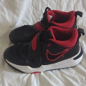 Nike Black and Red Sneakers Modern Athletic Design